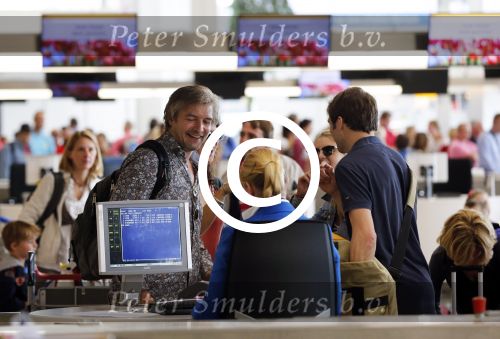 Schiphol 28 juli 2012
Victor Reinier vertrekt op schiphol met zijn vriendin dochter en... op vakantie.
Peter Smulders bv