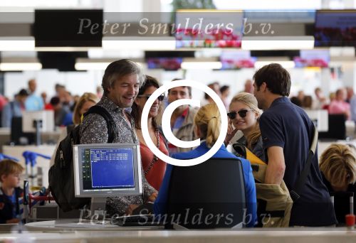 Schiphol 28 juli 2012
Victor Reinier vertrekt op schiphol met zijn vriendin dochter en... op vakantie.
Peter Smulders bv