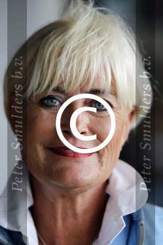 Muiden 11 jjuni 201Angela Groothuizen ontvangt prijs uit handen van Katja Schuurman voor haar inzet in mamacash. Vivian Boelen
Peter Smulders bv