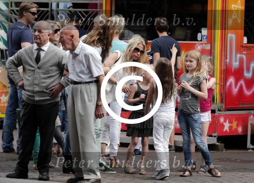 Laren 30 juni 2012
Vivian Reijs met dochter Day en vriendinnen op de kermis van Laren
Peter Smulders bv