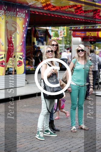 Laren 30 juni 2012
Vivian Reijs met dochter Day en vriendinnen op de kermis van Laren
Peter Smulders bv
