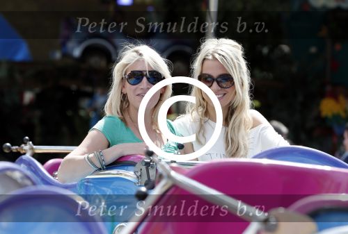 Laren 30 juni 2012
Vivian Reijs met dochter Day en vriendinnen op de kermis van Laren
Peter Smulders bv