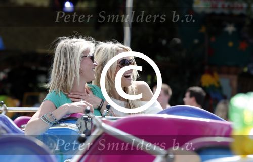Laren 30 juni 2012
Vivian Reijs met dochter Day en vriendinnen op de kermis van Laren
Peter Smulders bv