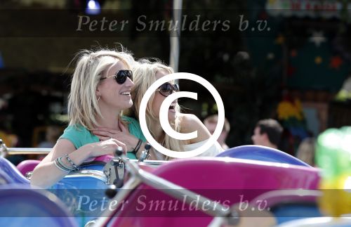 Laren 30 juni 2012
Vivian Reijs met dochter Day en vriendinnen op de kermis van Laren
Peter Smulders bv