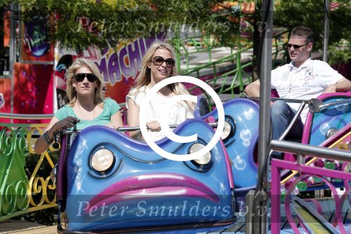 Laren 30 juni 2012
Vivian Reijs met dochter Day en vriendinnen op de kermis van Laren
Peter Smulders bv