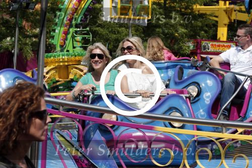 Laren 30 juni 2012
Vivian Reijs met dochter Day en vriendinnen op de kermis van Laren
Peter Smulders bv