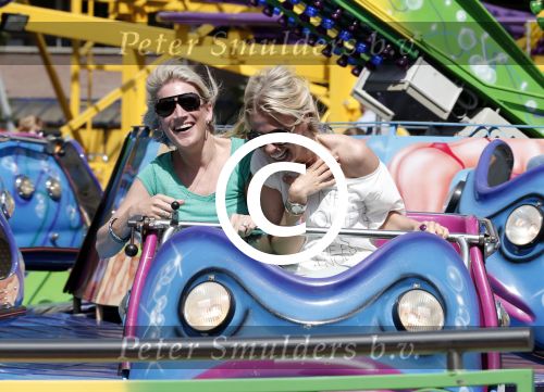Laren 30 juni 2012
Vivian Reijs met dochter Day en vriendinnen op de kermis van Laren
Peter Smulders bv