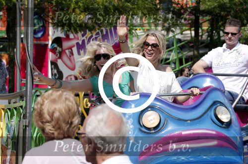 Laren 30 juni 2012
Vivian Reijs met dochter Day en vriendinnen op de kermis van Laren
Peter Smulders bv