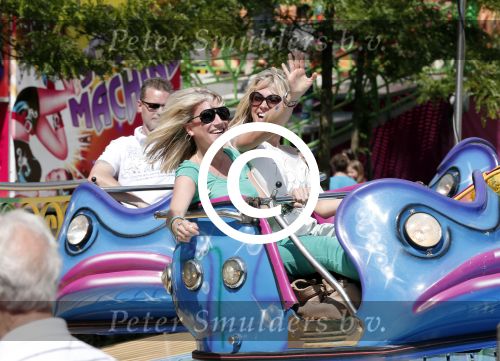 Laren 30 juni 2012
Vivian Reijs met dochter Day en vriendinnen op de kermis van Laren
Peter Smulders bv
