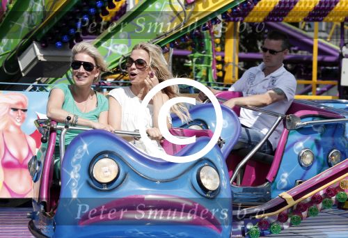 Laren 30 juni 2012
Vivian Reijs met dochter Day en vriendinnen op de kermis van Laren
Peter Smulders bv