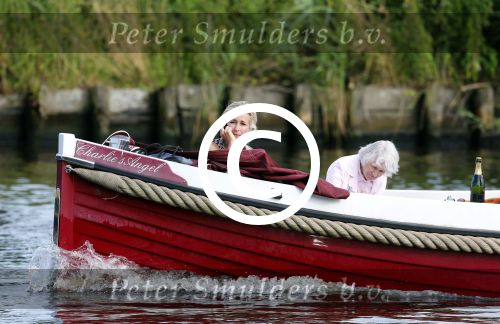 Nederhorst den Berg 22 juli 2012
Wendy v Dijk met Sem en Lizzy en Erland Galjaard aan het varen op de vecht. Ook de ouders van Erland zijn aanwezig op de sloep.
Peter Smulders bv