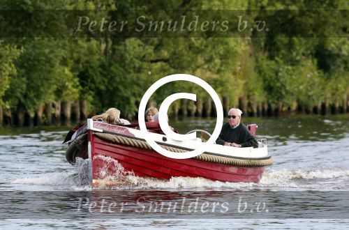 Nederhorst den Berg 22 juli 2012
Wendy v Dijk met Sem en Lizzy en Erland Galjaard aan het varen op de vecht. Ook de ouders van Erland zijn aanwezig op de sloep.
Peter Smulders bv