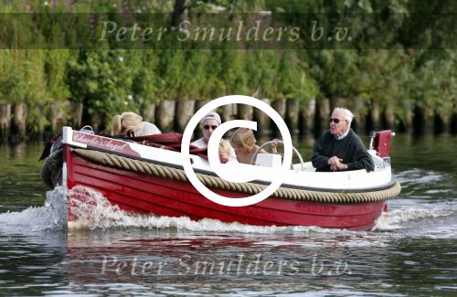 Nederhorst den Berg 22 juli 2012
Wendy v Dijk met Sem en Lizzy en Erland Galjaard aan het varen op de vecht. Ook de ouders van Erland zijn aanwezig op de sloep.
Peter Smulders bv