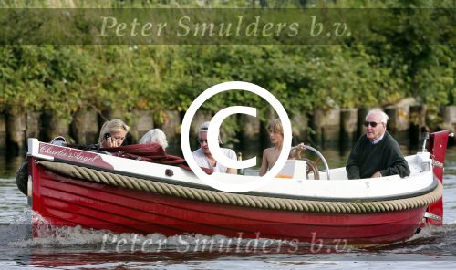 Nederhorst den Berg 22 juli 2012
Wendy v Dijk met Sem en Lizzy en Erland Galjaard aan het varen op de vecht. Ook de ouders van Erland zijn aanwezig op de sloep.
Peter Smulders bv