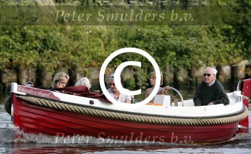 Nederhorst den Berg 22 juli 2012
Wendy v Dijk met Sem en Lizzy en Erland Galjaard aan het varen op de vecht. Ook de ouders van Erland zijn aanwezig op de sloep.
Peter Smulders bv