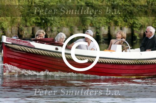Nederhorst den Berg 22 juli 2012
Wendy v Dijk met Sem en Lizzy en Erland Galjaard aan het varen op de vecht. Ook de ouders van Erland zijn aanwezig op de sloep.
Peter Smulders bv