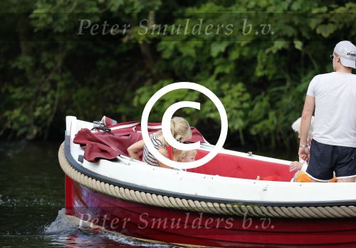 Nederhorst den Berg 22 juli 2012
Wendy v Dijk met Sem en Lizzy en Erland Galjaard aan het varen op de vecht. Ook de ouders van Erland zijn aanwezig op de sloep.
Peter Smulders bv