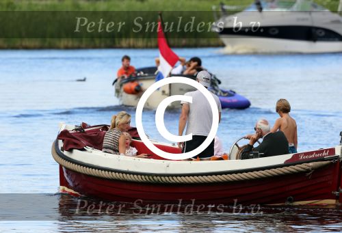 Nederhorst den Berg 22 juli 2012
Wendy v Dijk met Sem en Lizzy en Erland Galjaard aan het varen op de vecht. Ook de ouders van Erland zijn aanwezig op de sloep.
Peter Smulders bv