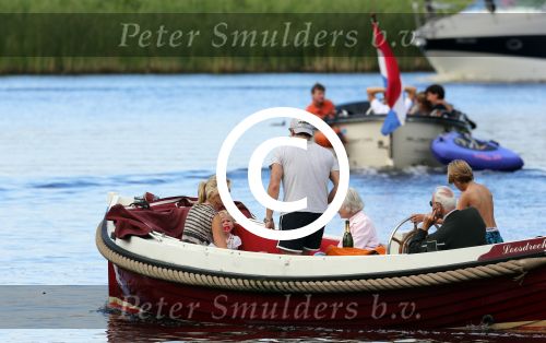Nederhorst den Berg 22 juli 2012
Wendy v Dijk met Sem en Lizzy en Erland Galjaard aan het varen op de vecht. Ook de ouders van Erland zijn aanwezig op de sloep.
Peter Smulders bv
