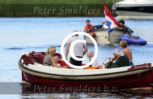 Nederhorst den Berg 22 juli 2012
Wendy v Dijk met Sem en Lizzy en Erland Galjaard aan het varen op de vecht. Ook de ouders van Erland zijn aanwezig op de sloep.
Peter Smulders bv