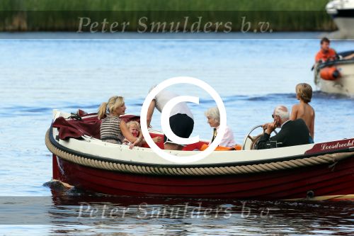 Nederhorst den Berg 22 juli 2012
Wendy v Dijk met Sem en Lizzy en Erland Galjaard aan het varen op de vecht. Ook de ouders van Erland zijn aanwezig op de sloep.
Peter Smulders bv