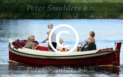 Nederhorst den Berg 22 juli 2012
Wendy v Dijk met Sem en Lizzy en Erland Galjaard aan het varen op de vecht. Ook de ouders van Erland zijn aanwezig op de sloep.
Peter Smulders bv