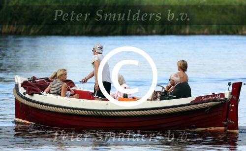 Nederhorst den Berg 22 juli 2012
Wendy v Dijk met Sem en Lizzy en Erland Galjaard aan het varen op de vecht. Ook de ouders van Erland zijn aanwezig op de sloep.
Peter Smulders bv