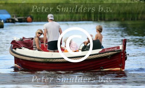 Nederhorst den Berg 22 juli 2012
Wendy v Dijk met Sem en Lizzy en Erland Galjaard aan het varen op de vecht. Ook de ouders van Erland zijn aanwezig op de sloep.
Peter Smulders bv