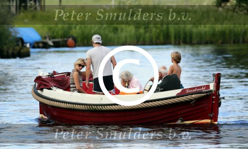 Nederhorst den Berg 22 juli 2012
Wendy v Dijk met Sem en Lizzy en Erland Galjaard aan het varen op de vecht. Ook de ouders van Erland zijn aanwezig op de sloep.
Peter Smulders bv