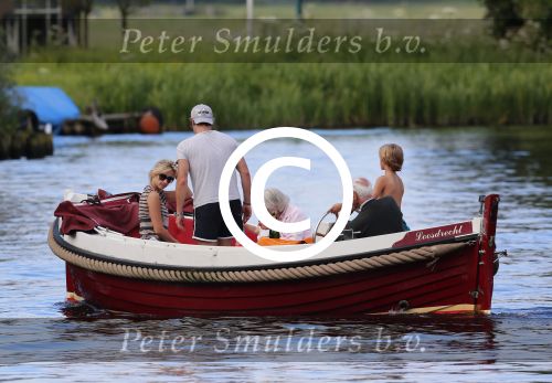 Nederhorst den Berg 22 juli 2012
Wendy v Dijk met Sem en Lizzy en Erland Galjaard aan het varen op de vecht. Ook de ouders van Erland zijn aanwezig op de sloep.
Peter Smulders bv