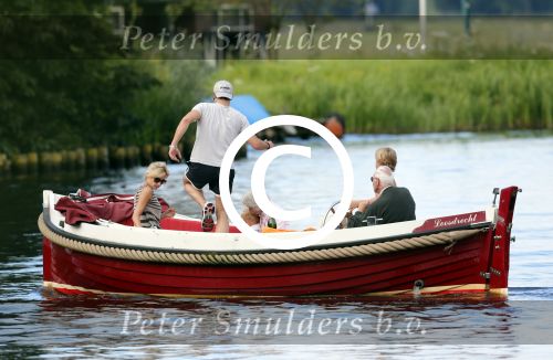Nederhorst den Berg 22 juli 2012
Wendy v Dijk met Sem en Lizzy en Erland Galjaard aan het varen op de vecht. Ook de ouders van Erland zijn aanwezig op de sloep.
Peter Smulders bv