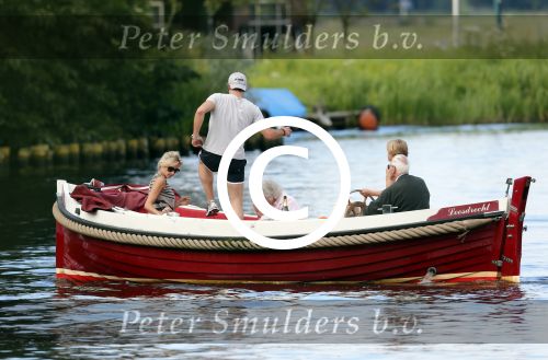 Nederhorst den Berg 22 juli 2012
Wendy v Dijk met Sem en Lizzy en Erland Galjaard aan het varen op de vecht. Ook de ouders van Erland zijn aanwezig op de sloep.
Peter Smulders bv
