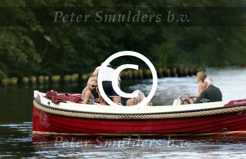 Nederhorst den Berg 22 juli 2012
Wendy v Dijk met Sem en Lizzy en Erland Galjaard aan het varen op de vecht. Ook de ouders van Erland zijn aanwezig op de sloep.
Peter Smulders bv