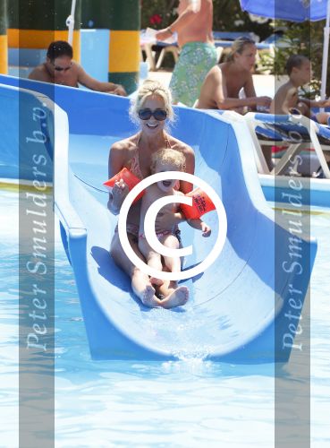 Ibiza 30 juli 2012
Wendy v Dijk met Erland Galjaard Lizzy Sem Mik en haar moeder in het aquapark op ibiza.
Peter Smulders bv