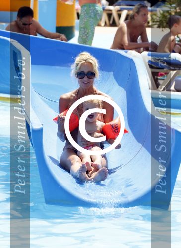 Ibiza 30 juli 2012
Wendy v Dijk met Erland Galjaard Lizzy Sem Mik en haar moeder in het aquapark op ibiza.
Peter Smulders bv
