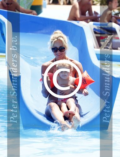 Ibiza 30 juli 2012
Wendy v Dijk met Erland Galjaard Lizzy Sem Mik en haar moeder in het aquapark op ibiza.
Peter Smulders bv