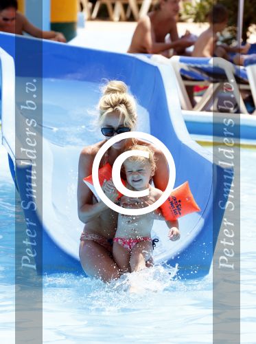 Ibiza 30 juli 2012
Wendy v Dijk met Erland Galjaard Lizzy Sem Mik en haar moeder in het aquapark op ibiza.
Peter Smulders bv
