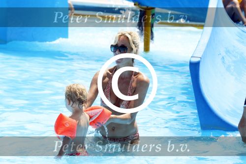Ibiza 30 juli 2012
Wendy v Dijk met Erland Galjaard Lizzy Sem Mik en haar moeder in het aquapark op ibiza.
Peter Smulders bv