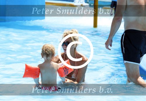 Ibiza 30 juli 2012
Wendy v Dijk met Erland Galjaard Lizzy Sem Mik en haar moeder in het aquapark op ibiza.
Peter Smulders bv
