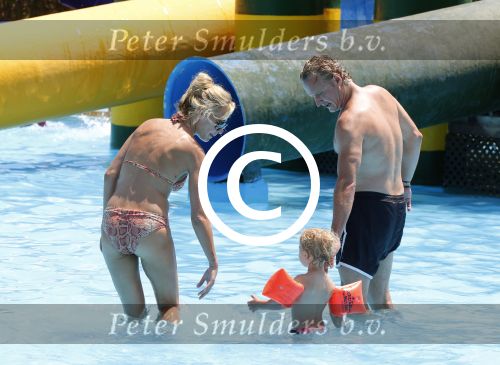 Ibiza 30 juli 2012
Wendy v Dijk met Erland Galjaard Lizzy Sem Mik en haar moeder in het aquapark op ibiza.
Peter Smulders bv
