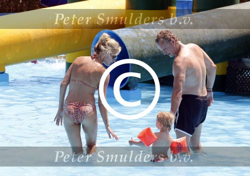 Ibiza 30 juli 2012
Wendy v Dijk met Erland Galjaard Lizzy Sem Mik en haar moeder in het aquapark op ibiza.
Peter Smulders bv