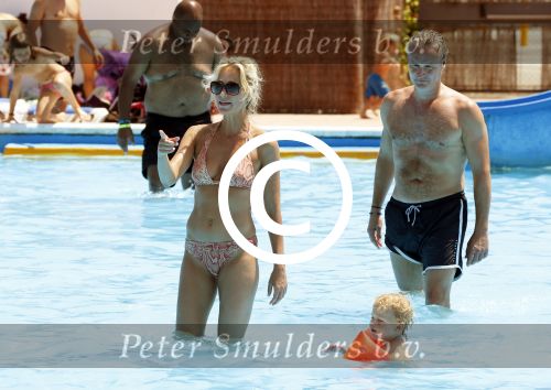 Ibiza 30 juli 2012
Wendy v Dijk met Erland Galjaard Lizzy Sem Mik en haar moeder in het aquapark op ibiza.
Peter Smulders bv