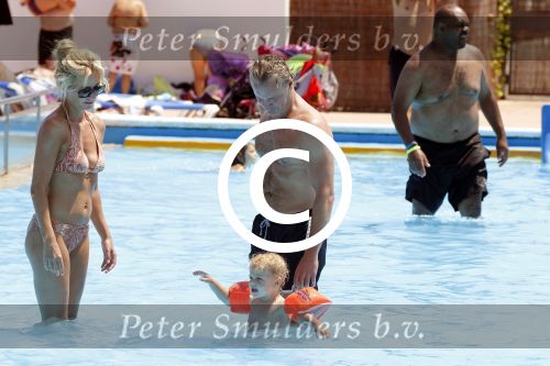 Ibiza 30 juli 2012
Wendy v Dijk met Erland Galjaard Lizzy Sem Mik en haar moeder in het aquapark op ibiza.
Peter Smulders bv