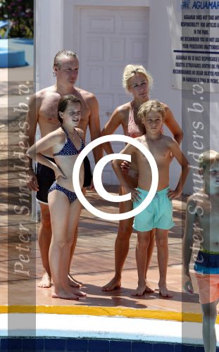 Ibiza 30 juli 2012
Wendy v Dijk met Erland Galjaard Lizzy Sem Mik en haar moeder in het aquapark op ibiza.
Peter Smulders bv