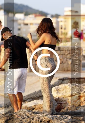 Ibiza 10 juli 2012
Wesley Sneijder en zijn vrouw Yolanthe Sneijder Cabau verliefd op ibiza genieten van de ondergaande zon.
Peter Smulders bv