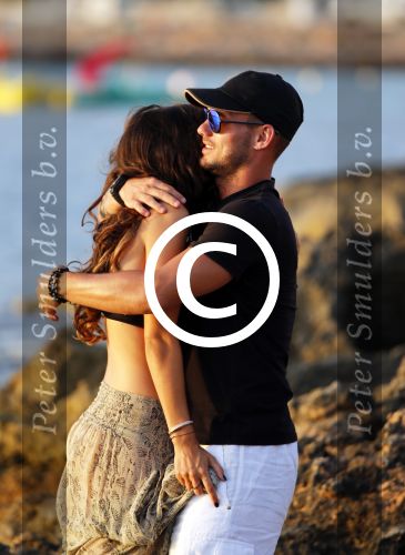 Ibiza 10 juli 2012
Wesley Sneijder en zijn vrouw Yolanthe Sneijder Cabau verliefd op ibiza genieten van de ondergaande zon.
Peter Smulders bv