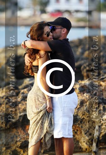 Ibiza 10 juli 2012
Wesley Sneijder en zijn vrouw Yolanthe Sneijder Cabau verliefd op ibiza genieten van de ondergaande zon.
Peter Smulders bv