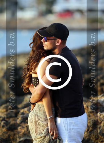 Ibiza 10 juli 2012
Wesley Sneijder en zijn vrouw Yolanthe Sneijder Cabau verliefd op ibiza genieten van de ondergaande zon.
Peter Smulders bv