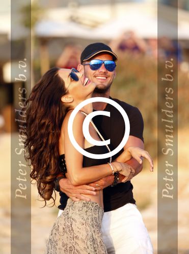 Ibiza 10 juli 2012
Wesley Sneijder en zijn vrouw Yolanthe Sneijder Cabau verliefd op ibiza genieten van de ondergaande zon.
Peter Smulders bv