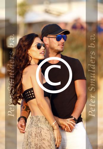 Ibiza 10 juli 2012
Wesley Sneijder en zijn vrouw Yolanthe Sneijder Cabau verliefd op ibiza genieten van de ondergaande zon.
Peter Smulders bv